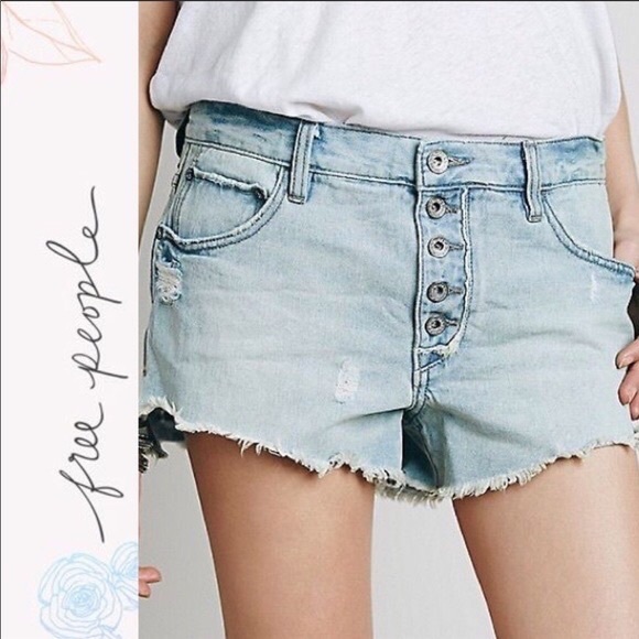 FREE PEOPLE Runaway Denim Slouchy Cut Off Shorts - sz 29 - Picture 2 of 10